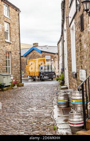 Wagen voll mit Heu / Strohballen, die durchfahren Das Cumbrian Dorf Dent in Dentdale in Yorkshire Dales Nationalpark Cumbria england Stockfoto