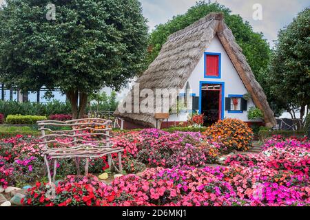 Traditionelle Reetdachhäuser in Santana auf der Insel Madeira, Portugal Stockfoto