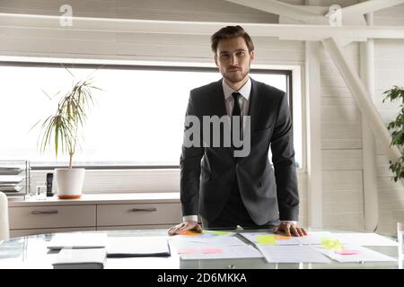 Portrait des jungen erfolgreichen Geschäftsmannes im modernen Büro. Stockfoto