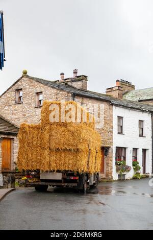 Wagen voll mit Heu / Strohballen, die durchfahren Das Cumbrian Dorf Dent in Dentdale in Yorkshire Dales Nationalpark Cumbria england Stockfoto