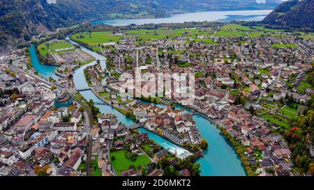 Stadt Interlaken in der Schweiz - tolle Drohnenaufnahmen Stockfoto