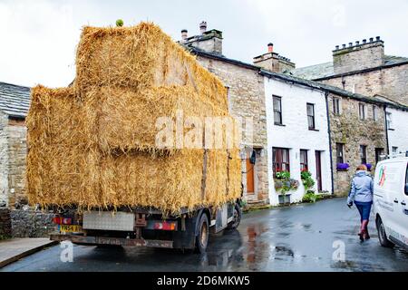 Wagen voll mit Heu / Strohballen, die durchfahren Das Cumbrian Dorf Dent in Dentdale in Yorkshire Dales Nationalpark Cumbria england Stockfoto