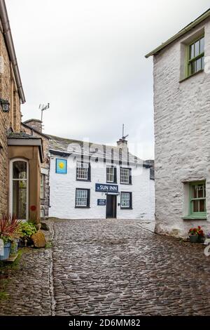 Das Sun Inn liegt auf den gepflasterten Straßen des Cumbrian Dorf Dent in Dentdale in den Yorkshire Dales Nationalpark Cumbria England Großbritannien Stockfoto