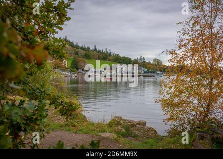 Am Ambleside Pier am Lake Windermere. Ambleside Pier und YHA Hostel in Watersedge am Lake Windermere. Stockfoto