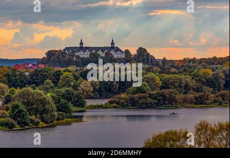 Schloss Plön (Plöner Schloss) in Plön ist eines der größten Schlösser im norddeutschen Bundesland Schleswig-Holstein und das einzige auf einem Hügel. Stockfoto