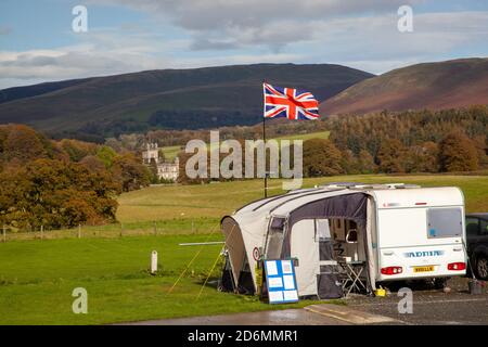 Caravan und Wohnmobil Rallye in der Cumbrian Marktstadt von Kirkby Lonsdale Cumbria mit Blick auf die Yorkshire Dales England VEREINIGTES KÖNIGREICH Stockfoto