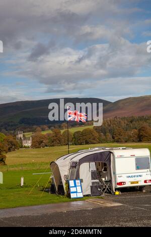 Caravan und Wohnmobil Rallye in der Cumbrian Marktstadt von Kirkby Lonsdale Cumbria mit Blick auf die Yorkshire Dales England VEREINIGTES KÖNIGREICH Stockfoto