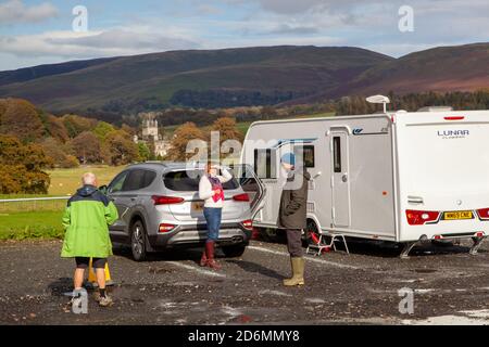 Caravan und Wohnmobil Rallye in der Cumbrian Marktstadt von Kirkby Lonsdale Cumbria mit Blick auf die Yorkshire Dales England VEREINIGTES KÖNIGREICH Stockfoto