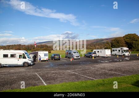 Caravan und Wohnmobil Rallye in der Cumbrian Marktstadt von Kirkby Lonsdale Cumbria mit Blick auf die Yorkshire Dales England VEREINIGTES KÖNIGREICH Stockfoto