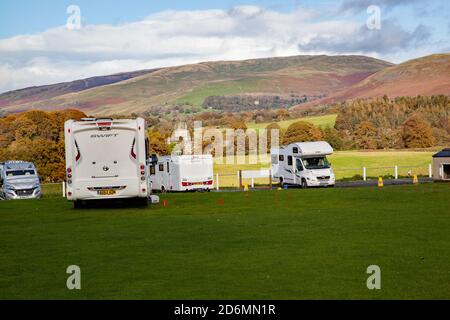 Caravan und Wohnmobil Rallye in der Cumbrian Marktstadt von Kirkby Lonsdale Cumbria mit Blick auf die Yorkshire Dales England VEREINIGTES KÖNIGREICH Stockfoto