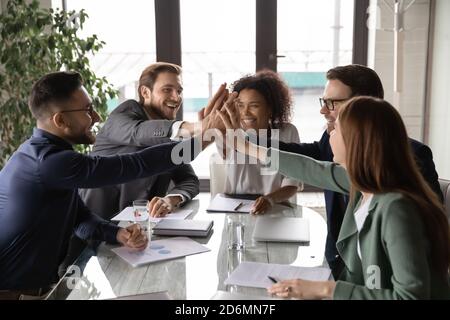 Überglücklich junge gemischte Rennen Geschäftsleute geben hohe fünf. Stockfoto