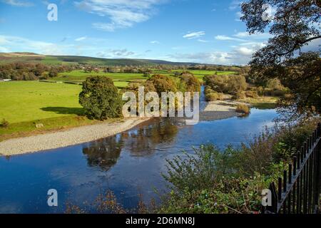 Blick über den Fluss Lune vom Aussichtspunkt von Ruskin's Blick in die Cumbrian Marktstadt Kirkby Lonsdale Cumbria England GB Stockfoto