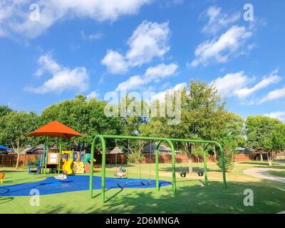 Wohngebiet Spielplatz mit Sonnenschirm Segel und Kunstrasen in Flower Mound, Texas, USA Stockfoto