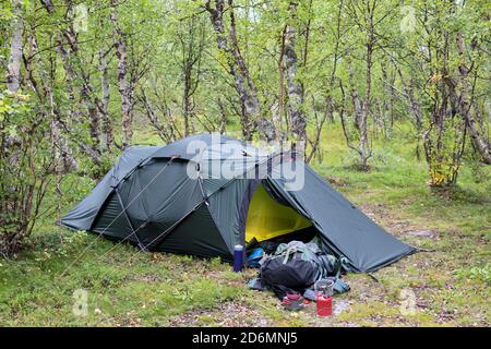 Hilleberg Tarra Zelt in den Wäldern des Vistas-Tals in Kebnekaise Mountains, Norrbotten, Schweden Stockfoto