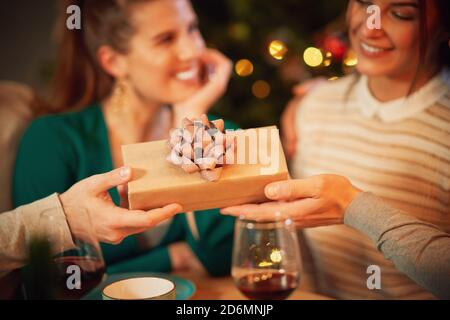 Gruppe von Freunden mit Geschenken Weihnachten zu Hause feiern Stockfoto