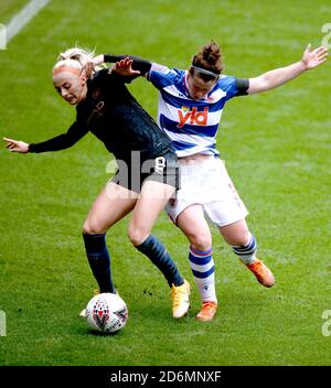 Chloe Kelly (links) von Manchester City und Emma Mitchell von Reading kämpfen während des Spiels der FA Women's Super League im Madejski Stadium, Reading, um den Ball. Stockfoto