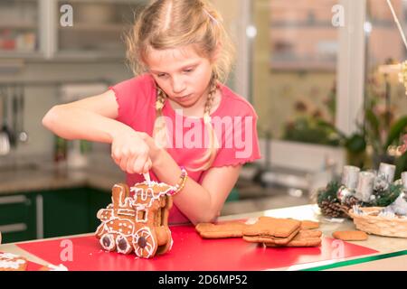 Liebenswert blonde Mädchen Kochen weihnachten Lebkuchen in der Küche Stockfoto