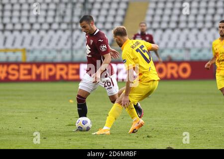 Federico Bonazzoli vom FC Turin und Ragnar Klavan von Cagliari Calcio während der Serie A Fußballspiel zwischen Turin FC Und Cagliari Calcio bei Olympi Stockfoto