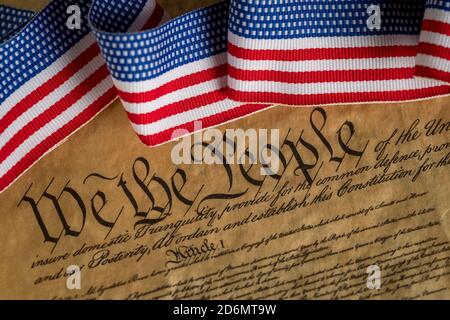 Stock Foto von einer Kopie der amerikanischen Verfassung mit roten, weißen und blauen Band. Stockfoto