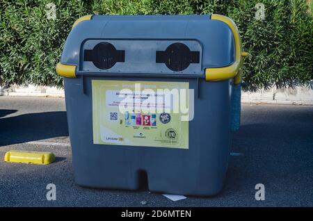 Ein Lipasam-Recyclingbehälter für leichte Verpackungen. Stockfoto