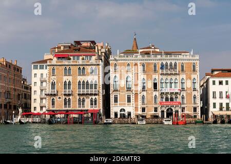 Blick auf den Bauer Palazzo, ein luxuriöses 5-Sterne-Hotel, und La Biennale di Venezia, eine Kunstorganisation auf der anderen Seite des Canale Grande in Venedig, Italien Stockfoto