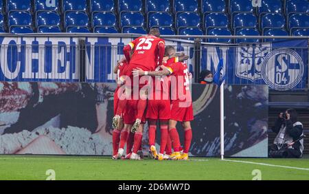 Gelsenkirchen, Deutschland. Oktober 2020. Fußball: Bundesliga, FC Schalke 04 - 1. FC Union Berlin, 4. Spieltag in der Veltins Arena. Die Spieler von Union feuern das Tor zum 0:1 an. Quelle: Guido Kirchner/dpa - WICHTIGER HINWEIS: Gemäß den Bestimmungen der DFL Deutsche Fußball Liga und des DFB Deutscher Fußball-Bund ist es untersagt, im Stadion und/oder aus dem Spiel aufgenommene Aufnahmen in Form von Sequenzbildern und/oder videoähnlichen Fotoserien zu nutzen oder auszunutzen./dpa/Alamy Live News Stockfoto