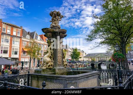 Brunnen genannt Fischbrunnen (holländisch: Visfontein) auf dem Marktplatz in der Altstadt von Leiden, Holland. Stockfoto
