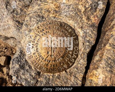 Vermessungsmarkierung auf dem Gipfel des Mount Elbert, dem höchsten Gipfel in Colorado, dem zweithöchsten im US-Bundesstaat Lower 48 Stockfoto