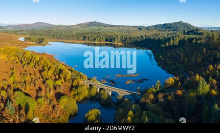 Luftaufnahme von Stroan Loch im Herbst, Galloway Forest, Dumfries & Galloway, Schottland Stockfoto