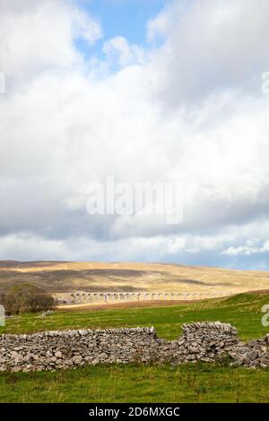 Das Ribblehead Viadukt, das die besiedelte zu Carlisle Eisenbahn rüber trägt Blea Moor in der North Yorkshire Dales England Stockfoto