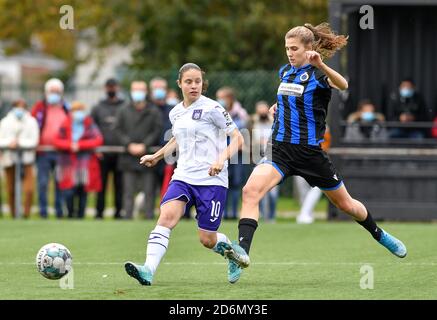 Sint Andries, Belgien. Oktober 2020. Stefania Vatafu (10 Anderlecht) im Duell mit Marie Minnaert (13 Brügge) während eines Frauenfußballspiels zwischen Club Brugge Dames YLA und RSC Anderlecht Ladies am fünften Spieltag der Saison 2020 - 2021 der belgischen Scooore Womens Super League, sonntag, 18. Oktober 2020 in Brügge, Belgien . FOTO SPORTPIX.BE - David CATRY David Catry - Sportpix.be - SPP Quelle: SPP Sport Press Foto. /Alamy Live Nachrichten Stockfoto