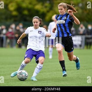 Sint Andries, Belgien. Oktober 2020. Stefania Vatafu (10 Anderlecht) im Duell mit Torwart Justien Odeurs (13 Anderlecht) während eines Frauenfußballspiels zwischen Club Brugge Dames YLA und RSC Anderlecht Ladies am fünften Spieltag der Saison 2020 - 2021 der belgischen Scooore Womens Super League, sonntag, 18. Oktober 2020 in Brügge, Belgien . FOTO SPORTPIX.BE - David CATRY David Catry - Sportpix.be - SPP Quelle: SPP Sport Press Foto. /Alamy Live Nachrichten Stockfoto