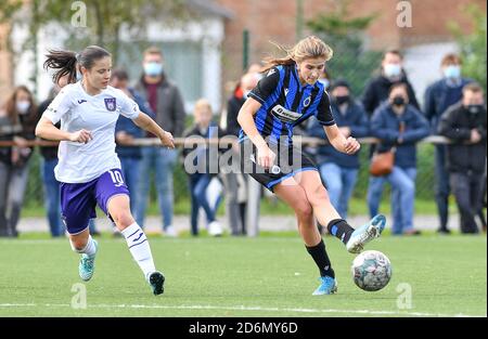 Sint Andries, Belgien. Oktober 2020. Stefania Vatafu (10 Anderlecht) im Bild mit Marie Minnaert (13 Brugge) während eines weiblichen Fußballspiels zwischen Club Brugge Dames YLA und RSC Anderlecht Ladies am fünften Spieltag der Saison 2020 - 2021 der belgischen Scooore Womens Super League, sonntag, 18. Oktober 2020 in Brügge, Belgien . FOTO SPORTPIX.BE - David CATRY David Catry - Sportpix.be - SPP Quelle: SPP Sport Press Foto. /Alamy Live Nachrichten Stockfoto