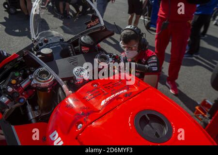 Estoril, Portugal, Italien. Oktober 2020. Widmung des Aruba Ducati Teams auf Chaz Davies' Fahrrad während der Runde 8 Pirelli Estoril Round Race2, World Superbike - SBK in estoril, portugal, Italien, Oktober 18 2020 Quelle: Independent Photo Agency/Alamy Live News Stockfoto