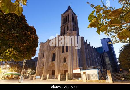 Die Basilika Saint-Denis ist das Symbol für 1000 Jahre der französischen Königsfamilie, die mit dem Christentum verbunden ist. Paris. Frankreich. Stockfoto
