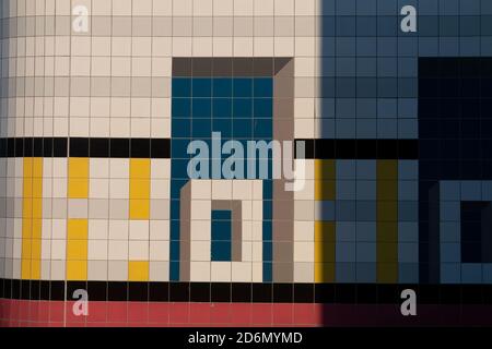 Algeciras, Cádiz, Spanien - 7. Juni 2020: Geflieste Wand mit geometrischen Formen in einem öffentlichen Gebäude an einer Straße in Algeciras Stockfoto
