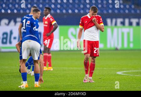 Gelsenkirchen, Deutschland. Oktober 2020. Fußball: Bundesliga, FC Schalke 04 - 1. FC Union Berlin, 4. Spieltag in der Veltins Arena. Der Berliner Marius Bülter (r) spaziert nach dem Spiel über den Platz. Quelle: Guido Kirchner/dpa - WICHTIGER HINWEIS: Gemäß den Bestimmungen der DFL Deutsche Fußball Liga und des DFB Deutscher Fußball-Bund ist es untersagt, im Stadion und/oder aus dem Spiel aufgenommene Aufnahmen in Form von Sequenzbildern und/oder videoähnlichen Fotoserien zu nutzen oder auszunutzen./dpa/Alamy Live News Stockfoto