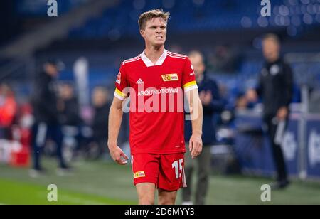 Gelsenkirchen, Deutschland. Oktober 2020. Fußball: Bundesliga, FC Schalke 04 - 1. FC Union Berlin, 4. Spieltag in der Veltins Arena. Der Berliner Marius Bülter steht auf dem Platz. Quelle: Guido Kirchner/dpa - WICHTIGER HINWEIS: Gemäß den Bestimmungen der DFL Deutsche Fußball Liga und des DFB Deutscher Fußball-Bund ist es untersagt, im Stadion und/oder aus dem Spiel aufgenommene Aufnahmen in Form von Sequenzbildern und/oder videoähnlichen Fotoserien zu nutzen oder auszunutzen./dpa/Alamy Live News Stockfoto