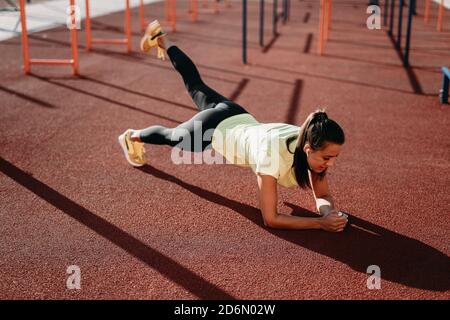 Attraktive sportliche Frau macht Plank Übung Stockfoto