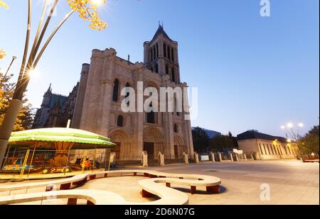 Die Basilika Saint-Denis ist das Symbol für 1000 Jahre der französischen Königsfamilie, die mit dem Christentum verbunden ist. Paris. Frankreich. Stockfoto