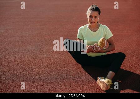 Hübsche junge Frau macht Stretching-Übungen Stockfoto