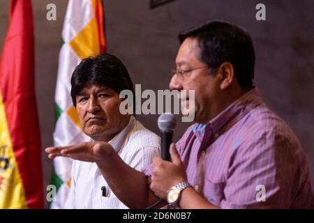 27. Januar 2020, Stadt Buenos Aires, Stadt Buenos Aires, Argentinien: INT. WorldNews. Bild Archivieren. EVO MORALES, ehemaliger Präsident des Plurinational State of Bolivia, und LUIS ARCE CATACORA, Kandidat für das Amt des Präsidenten des MAS-IPSP (Movimiento al Socialismo-Instrumento PolÃ-tico por la SoberanÃ-a de los Pueblos) und ehemaliger Wirtschaftsminister.ehemaliger Präsident des Plurinational State of Bolivia, Evo Morales, Und der Kandidat für das Amt des Präsidenten des MAS-IPSP (Movimiento al Socialismo-Instrumento PolÃ-tico por la SoberanÃ-a de los Pueblos) und ehemaliger Wirtschaftsminister Luis Arce Catacora bei der Presse Stockfoto