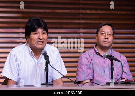 27. Januar 2020, Stadt Buenos Aires, Stadt Buenos Aires, Argentinien: INT. WorldNews. Bild Archivieren. EVO MORALES, ehemaliger Präsident des Plurinational State of Bolivia, und LUIS ARCE CATACORA, Kandidat für das Amt des Präsidenten des MAS-IPSP (Movimiento al Socialismo-Instrumento PolÃ-tico por la SoberanÃ-a de los Pueblos) und ehemaliger Wirtschaftsminister.ehemaliger Präsident des Plurinational State of Bolivia, Evo Morales, Und der Kandidat für das Amt des Präsidenten des MAS-IPSP (Movimiento al Socialismo-Instrumento PolÃ-tico por la SoberanÃ-a de los Pueblos) und ehemaliger Wirtschaftsminister Luis Arce Catacora bei der Presse Stockfoto