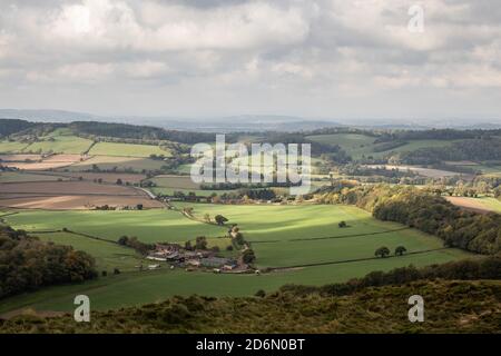 Blick vom Herefordshire Beacon, British Camp Hill Fort, auf den Malvern Hills mit Blick auf Wales Stockfoto