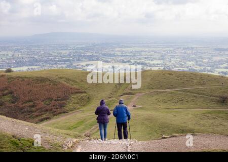 Der Blick vom Millennium Hill über Worcestershire auf den Malvern Hills. Der Gipfel war bis 2000 unbenannt.die Malvern Hills Conservators wählten den Namen, um den Beginn des dritten Jahrtausends zu feiern.am 24. Juni 2000, sechs Monate vor Beginn des neuen Jahrtausends, fand eine Namenszeremonie statt. Stockfoto