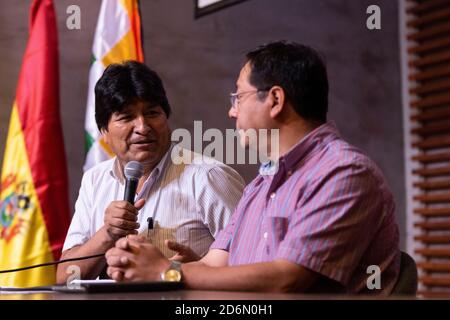 27. Januar 2020, Stadt Buenos Aires, Stadt Buenos Aires, Argentinien: INT. WorldNews. Bild Archivieren. EVO MORALES, ehemaliger Präsident des Plurinational State of Bolivia, und LUIS ARCE CATACORA, Kandidat für das Amt des Präsidenten des MAS-IPSP (Movimiento al Socialismo-Instrumento PolÃ-tico por la SoberanÃ-a de los Pueblos) und ehemaliger Wirtschaftsminister.ehemaliger Präsident des Plurinational State of Bolivia, Evo Morales, Und der Kandidat für das Amt des Präsidenten des MAS-IPSP (Movimiento al Socialismo-Instrumento PolÃ-tico por la SoberanÃ-a de los Pueblos) und ehemaliger Wirtschaftsminister Luis Arce Catacora bei der Presse Stockfoto