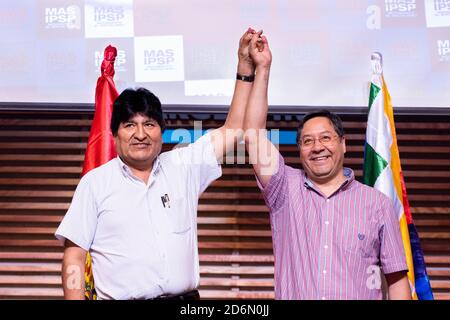 27. Januar 2020, Stadt Buenos Aires, Stadt Buenos Aires, Argentinien: INT. WorldNews. Bild Archivieren. EVO MORALES, ehemaliger Präsident des Plurinational State of Bolivia, und LUIS ARCE CATACORA, Kandidat für das Amt des Präsidenten des MAS-IPSP (Movimiento al Socialismo-Instrumento PolÃ-tico por la SoberanÃ-a de los Pueblos) und ehemaliger Wirtschaftsminister.ehemaliger Präsident des Plurinational State of Bolivia, Evo Morales, Und der Kandidat für das Amt des Präsidenten des MAS-IPSP (Movimiento al Socialismo-Instrumento PolÃ-tico por la SoberanÃ-a de los Pueblos) und ehemaliger Wirtschaftsminister Luis Arce Catacora bei der Presse Stockfoto