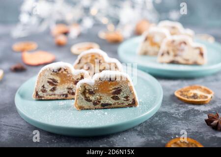 Christstollen, traditioneller weihnachtskuchen mit Nüssen, Rauten, Marzipan auf blauem Hintergrund, leerer Platz für Text Stockfoto