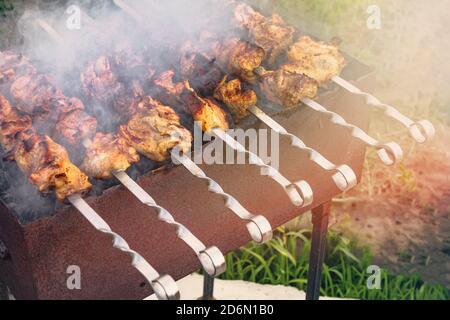 Vorbereitung von duftenden leckeren Grill auf dem Grill auf der Außenseite. Stockfoto