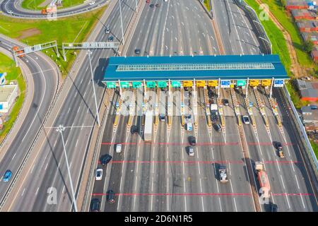 Draufsicht Antenne überlastete Mautstraße oder Mautstraße auf der kontrollierten Zufahrtsstraße, erzwungener Stau Stockfoto